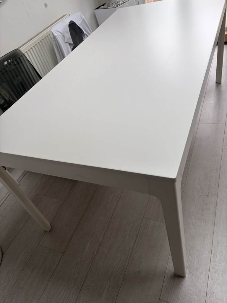 IKEA Extendable dining table in excellent condition 6-8 SEATER. 