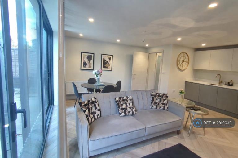 3 bedroom flat in Grand Drive, London, SW20 (3 bed) (#2819043)