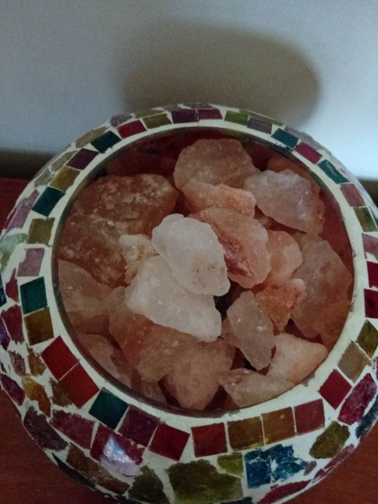 HIMALAYAN SALT LAMP, 2 CRYSTAL VASES