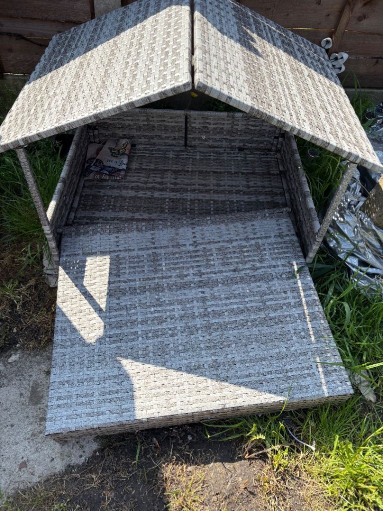 Outdoor dog bed 
