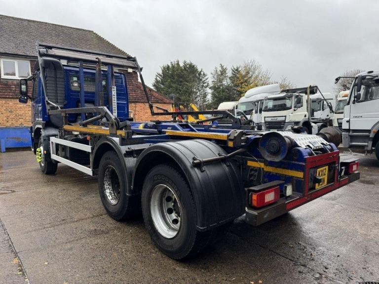 2012 VOLVO FM-330 6X4 HOOK LOADER