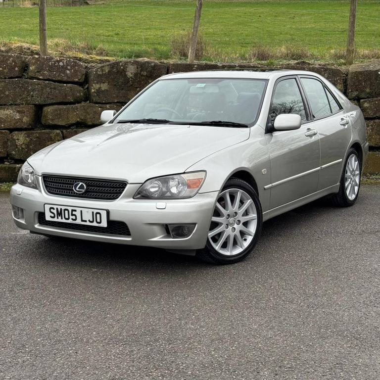 2005 LEXUS IS 2.0 200 SE Saloon 4dr Petrol Automatic - Only 39,000 miles - 