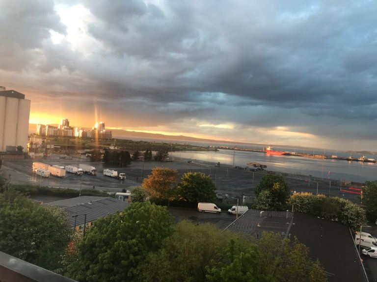 Single Room in a modern flat with Secure Parking, Lift and Balcony 