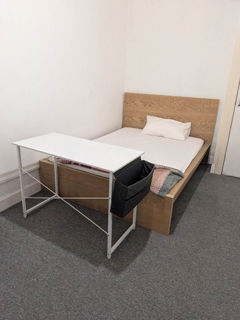 room with own kitchen and toilet in leith 