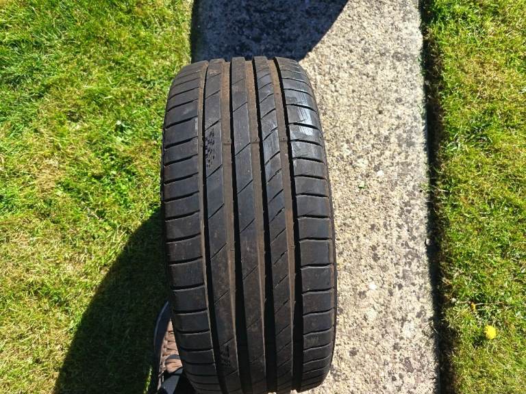 Car tyre 225/40/18