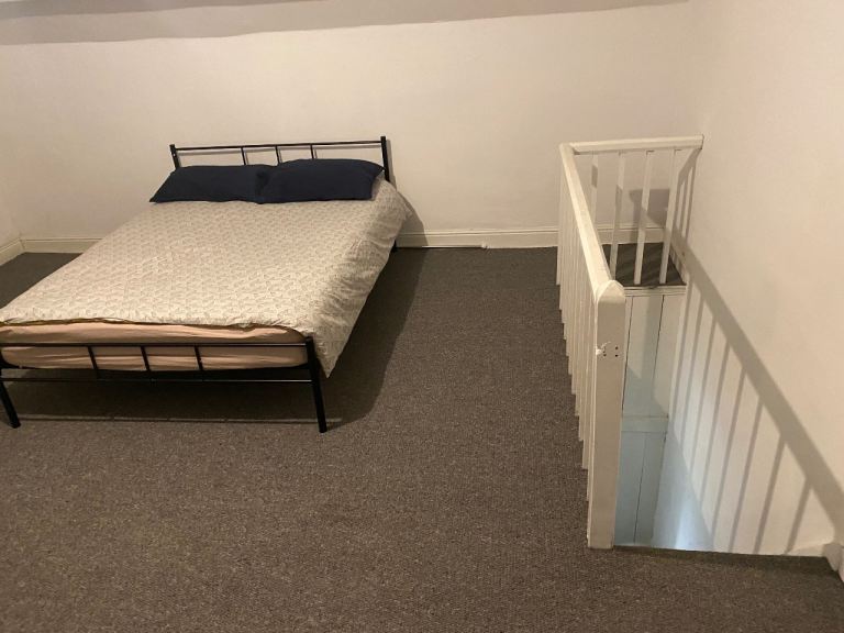 Large furnished double room to let 