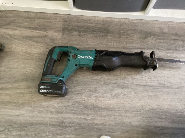 Makita Reciprocating Saw with 18V Battery – Good Condition