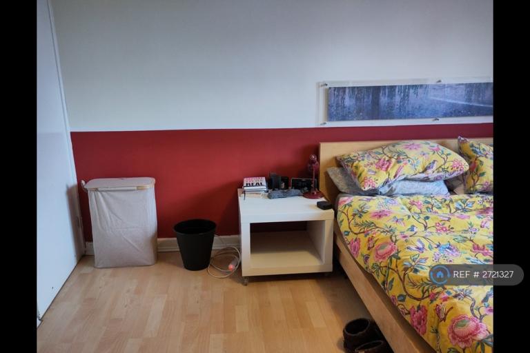 1 bedroom flat in Cropley Court, London, N1 (1 bed) (#2721327)