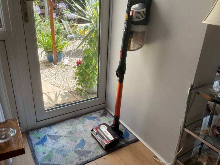 Shark Cordless Stick Vacuum Cleaner – Good Condition