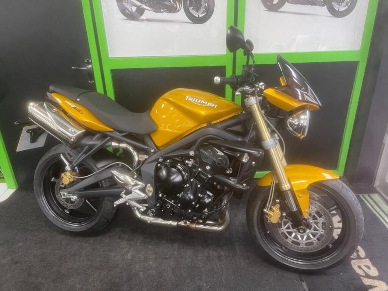 TRIUMPH STREET TRIPLE 675 