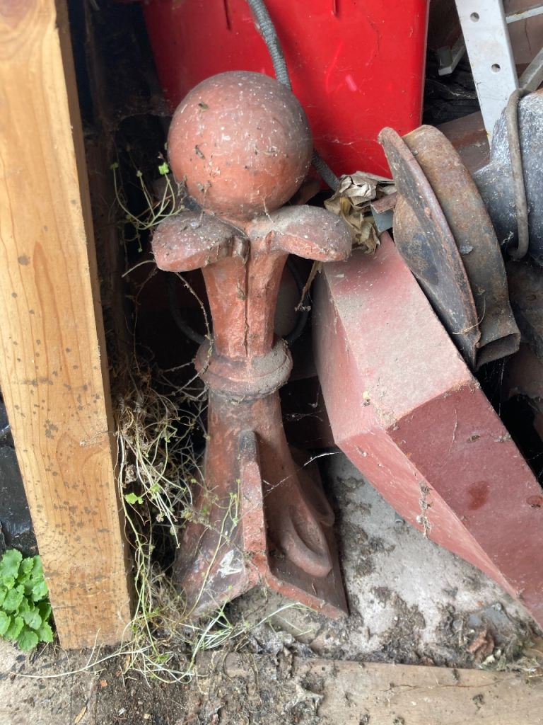 Vintage pot roof / ridge Finial