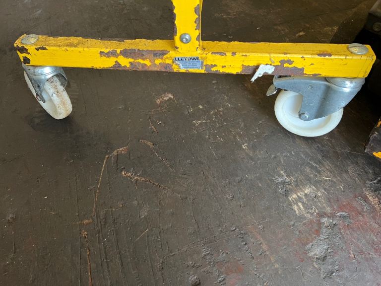 Dress holder wheeled professional 