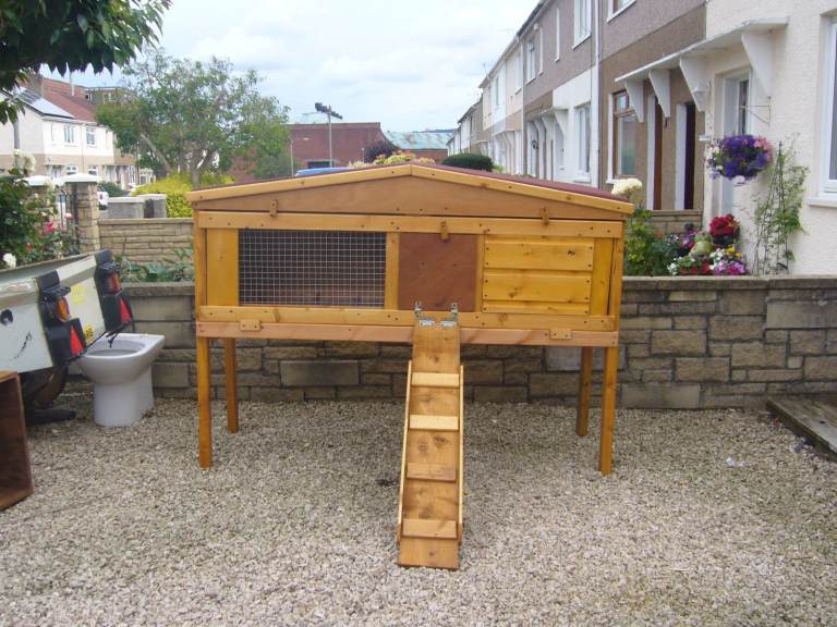 X3RABBIT HUTCH ROBUST   NON ROTT BASE  12120 WIDE £45  WALK IN MESH S 6X3FT £30 EACH  SHOWROOM     