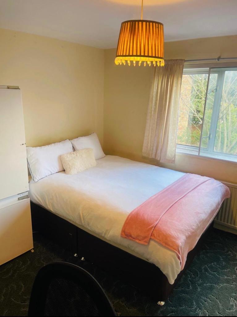 (Not a studio) Large double room incl bills for single occupancy or couple welcome Postcode UB8 3SS