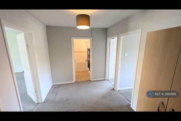 2 bedroom flat in Copperfield Court, Leatherhead, KT22 (2 bed) (#2984919)
