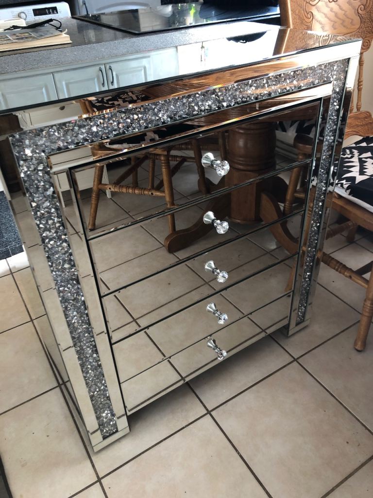 Beautiful mirrored chest of drawers 