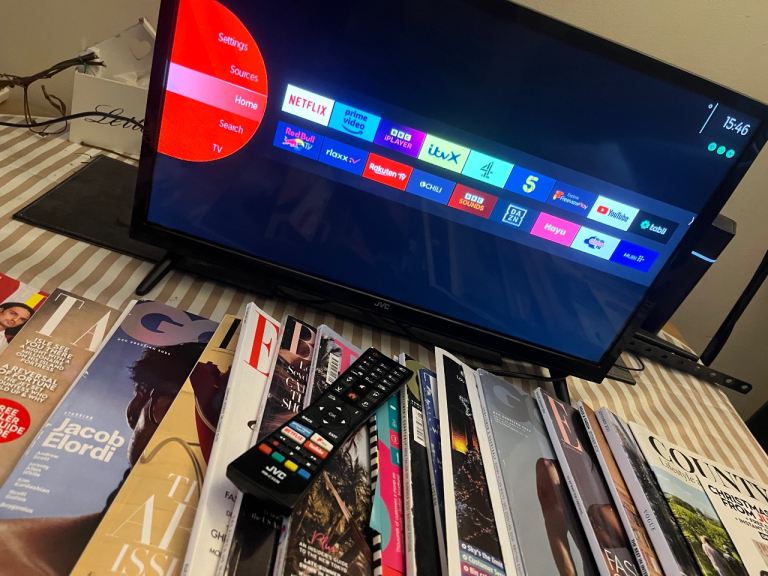 JVC 24 inch WiFi smart tv LED HDR10 Netflix Prime YouTube Freeview HD/play