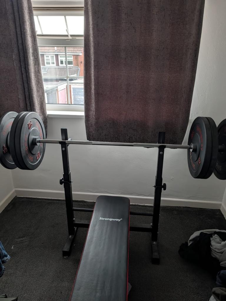 Weight bench with weights 