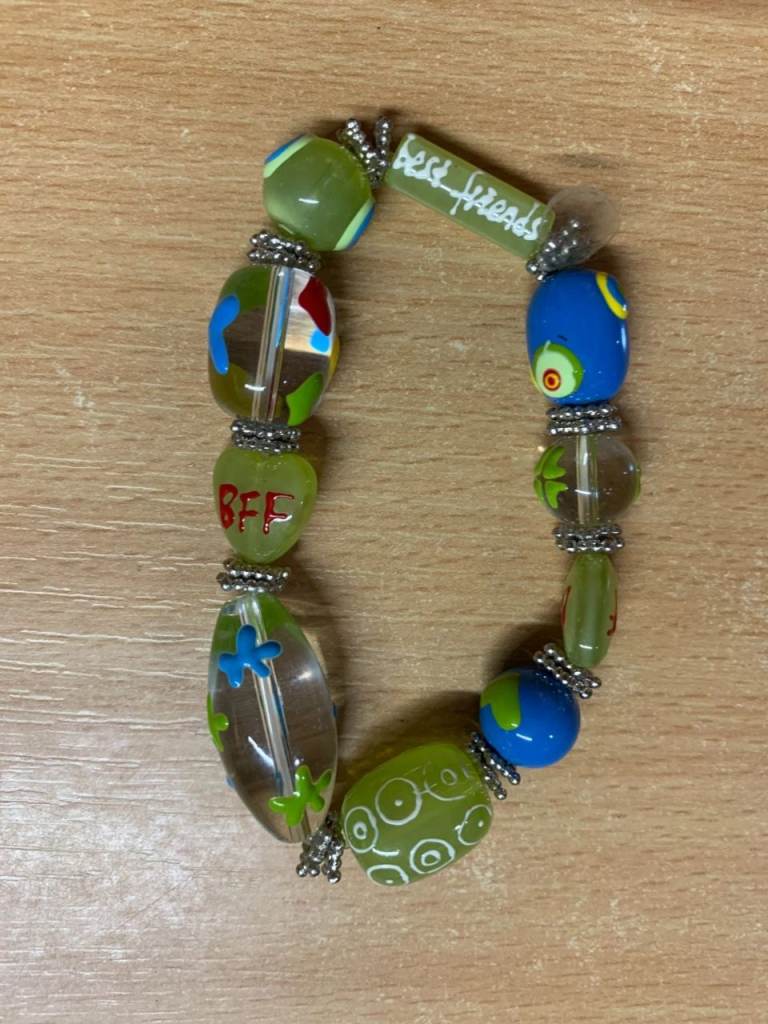 VINTAGE BFF BEST FRIENDS GREEN & BLUE RESIN BEADED BRACELET 40 GRAMS 