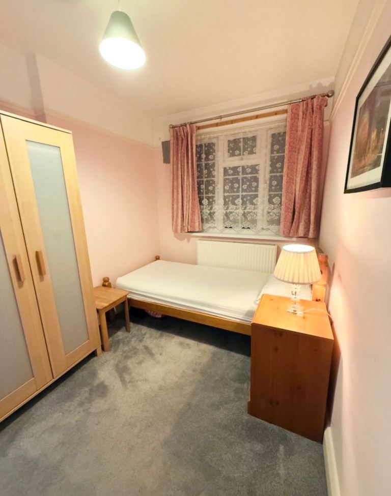 (Not a studio)Single room including bills for single occupancy Postcode SW16 3JZ