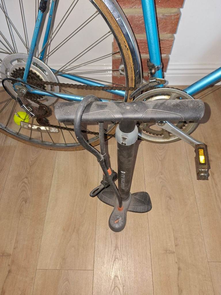 Road bike racing racer old school sunsolo with pump and trainer