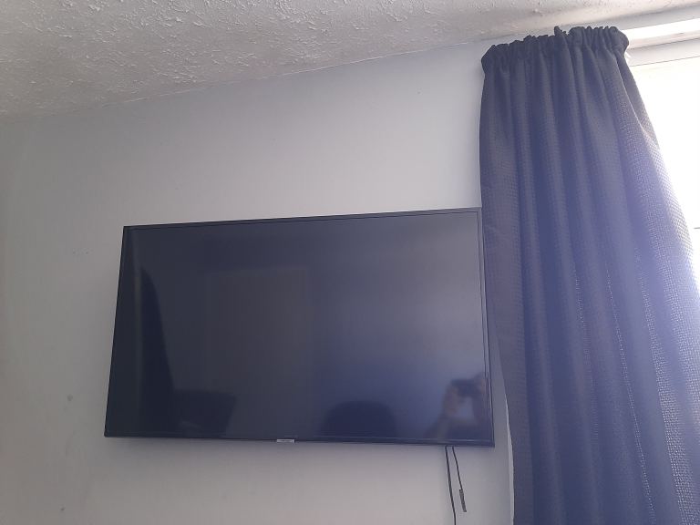 Samsung Flat Screen TV – Good Condition, Wall Mounted