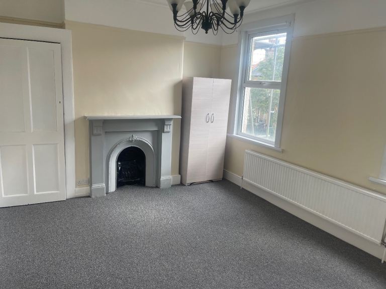 Available Large double room for couple in Leyton, bakersarms