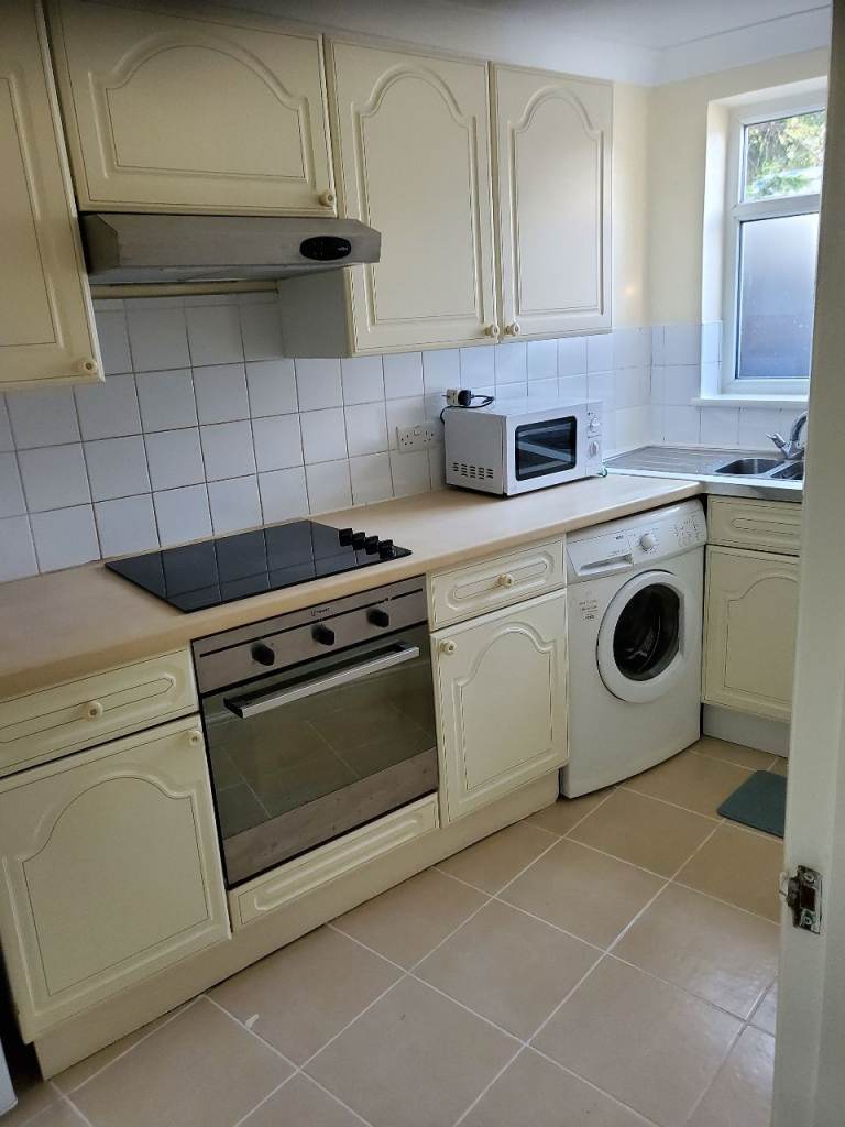 Newly refurbished indipendant specious Studio Flat with own parkinglot to Rent