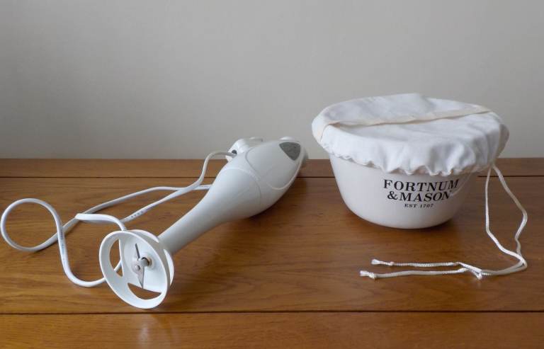 Fortnum's Kitchen Pudding Bowl With Original Pudding Cloth Top & Sainsbury's Hand Blender