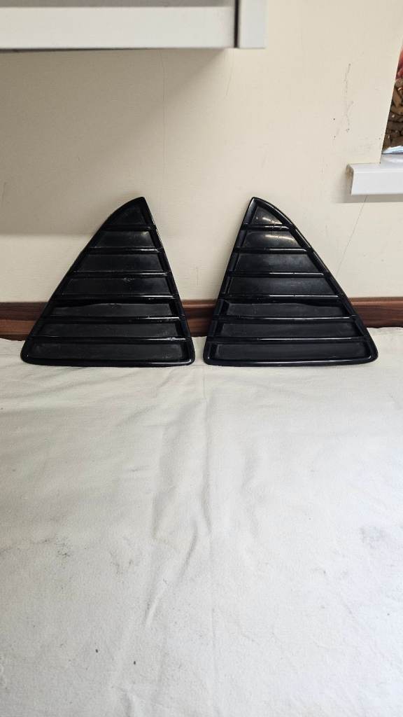 FORD FOCUS MK3 TITANIUM X FRONT GRILLS AND LOWER SIDE GRILLS IN BLACK 