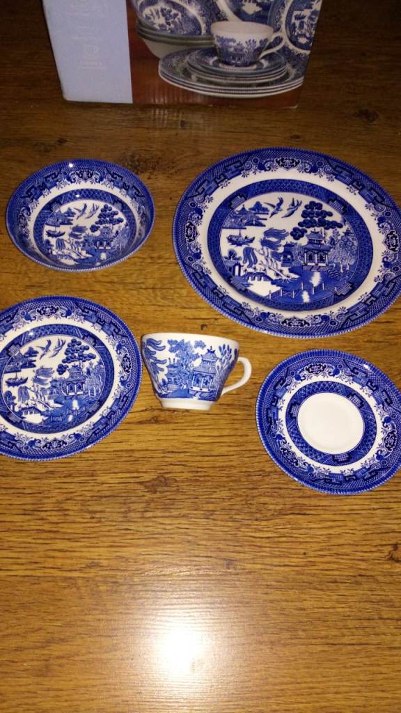 NEW CHIRCHILL BLUE WILLOW 20 PIECE DINNER SET