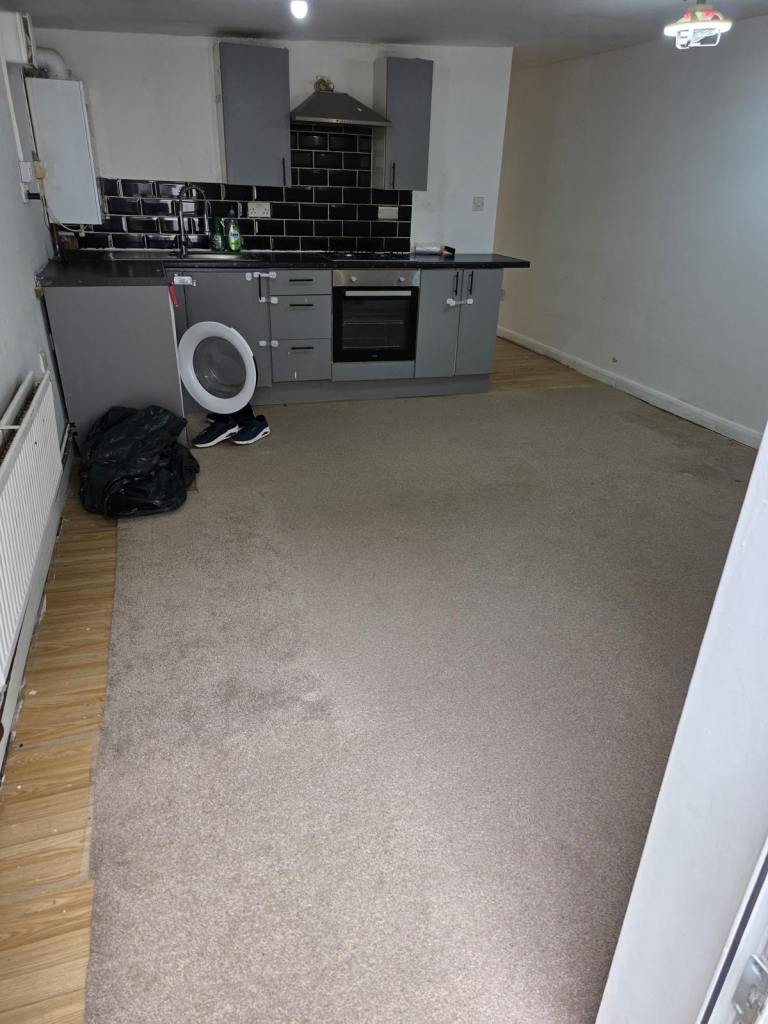 **Bright 2 Bed Flat in Luton Town Centre LU1 5AL**