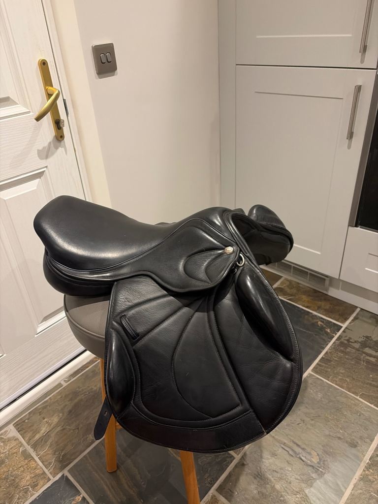 Regent jump saddle 