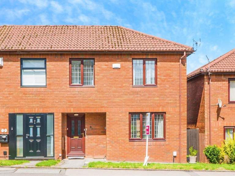 Spacious Room Available for Ladies only in 3-Bed House with only single professional living in