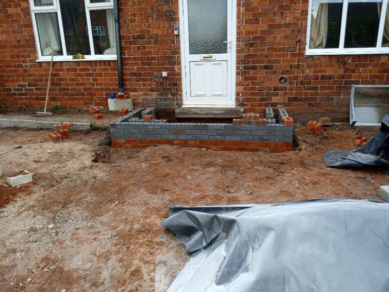 Bricklayer, builder
