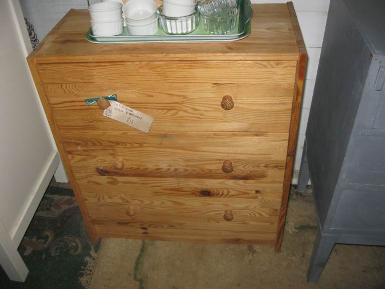 MODERN BASIC PINE CHEST OF 3 DRAWERS. MATCHING KNOBS. VIEWING - COLLECTION