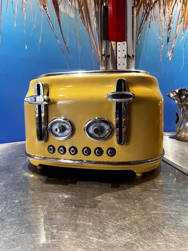 Yellow 4-Slice Toaster – Good Condition