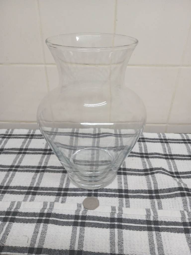 Clear glass vase 