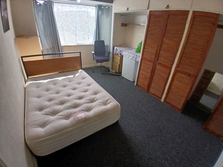 Very Large Double Room With ALL BILLS INCLUDED near Mitcham Pollards Hill