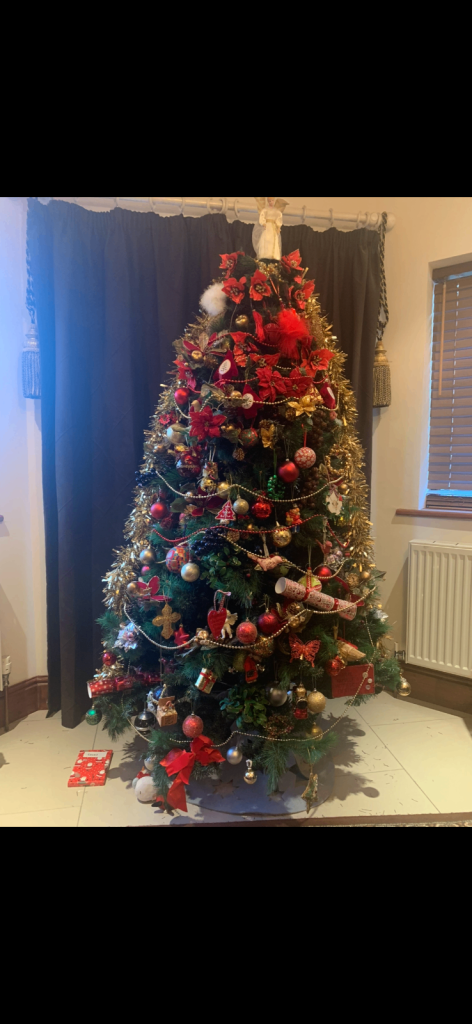 Luxury 6ft Christmas tree with metal stand, pine cones & berries 