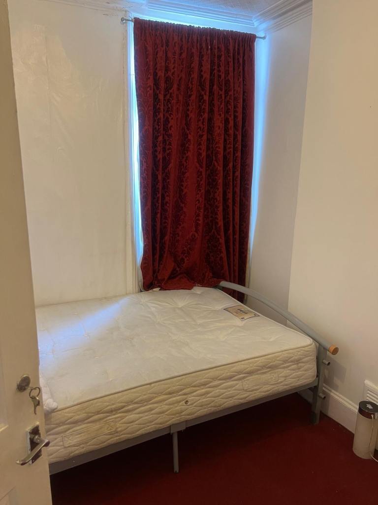 Standard sized double room in Thornton Heath. Inclusive of all bills £550pcm. CR7 7JZ.