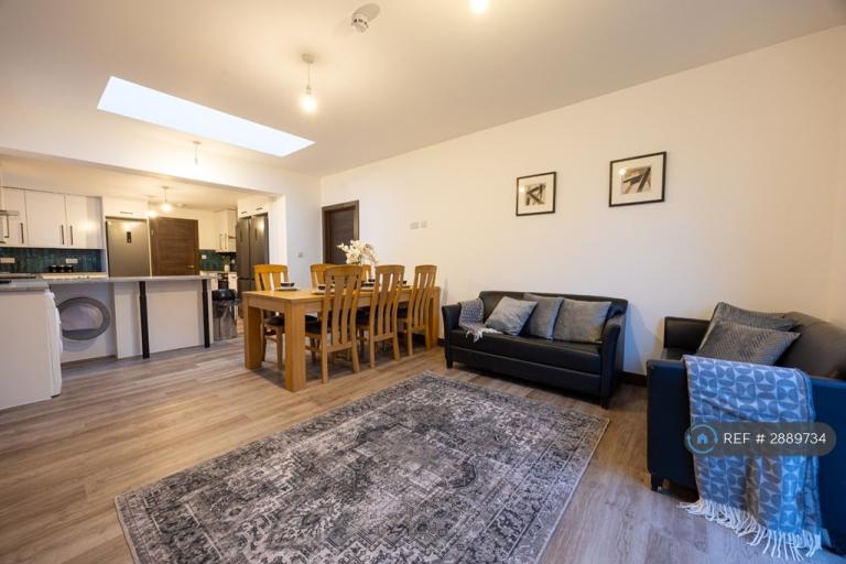 8 bedroom house in Lodge Lane, Grays, RM16 (8 bed) (#2889734)