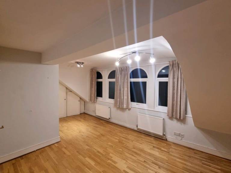 LARGE STUDIO FLAT SINCLAIR ROAD HAMMERSMITH W14 