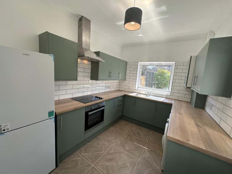 3 bedroom house in 3 Bedroom House – Alberta Road, Bush Hill Park, London EN1
