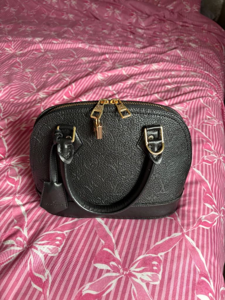 Ladies black medium size bag in excellent condition 