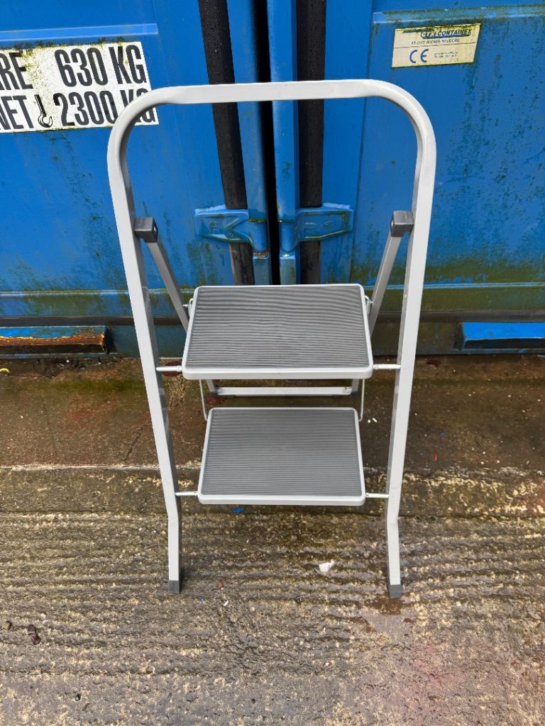 Step ladder 2 steps in total like new