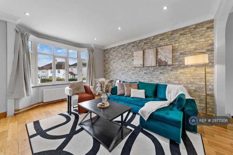 3 bedroom house in Hendon, London, NW4 (3 bed) (#2977306)