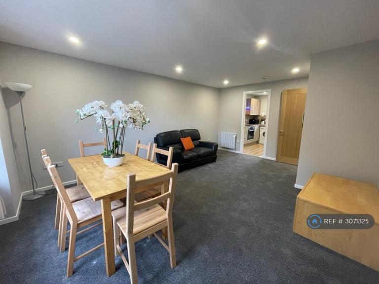 2 bedroom flat in Parkside Terrace, Edinburgh, EH16 (2 bed) (#3071325)