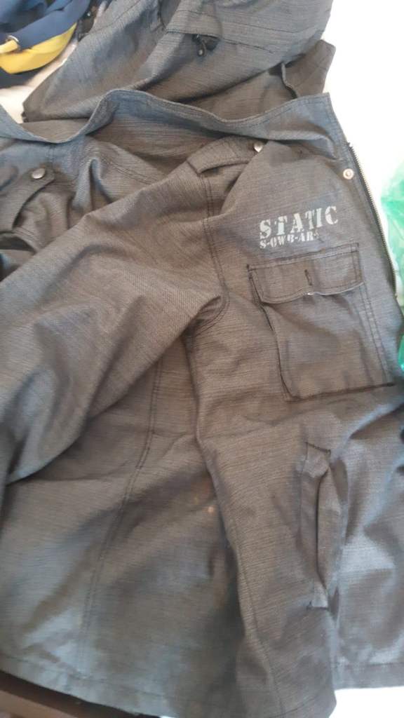 Static snowboard coat 