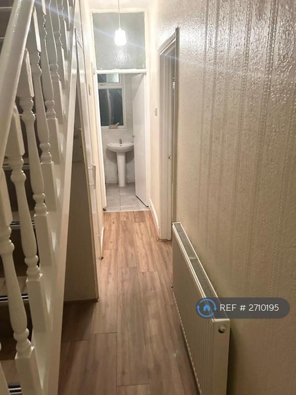 3 bedroom house in Chadwin Road, London, E13 (3 bed) (#2710195)
